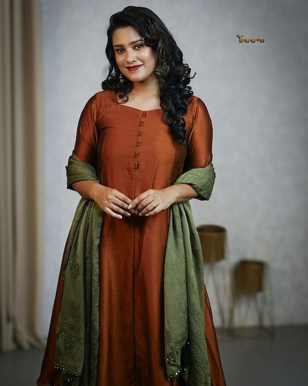 VICHITRA SILK KURTHI WITH CONTRAST DUPATTA YD10319