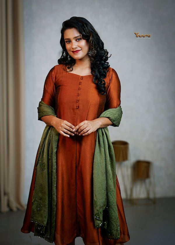 VICHITRA SILK KURTHI WITH CONTRAST DUPATTA YD10319