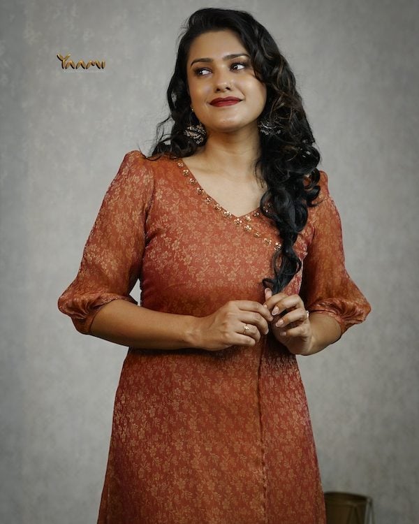 JAQUARD GOLDEN ETHNIC KURTHA YD10316
