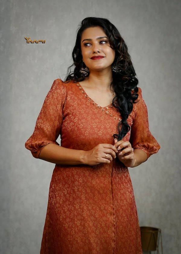 JAQUARD GOLDEN ETHNIC KURTHA YD10316