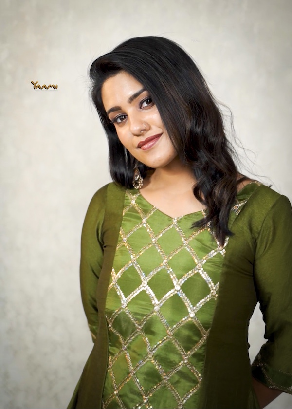 GEOMETRIC PANEL CUT KURTHI YD10327