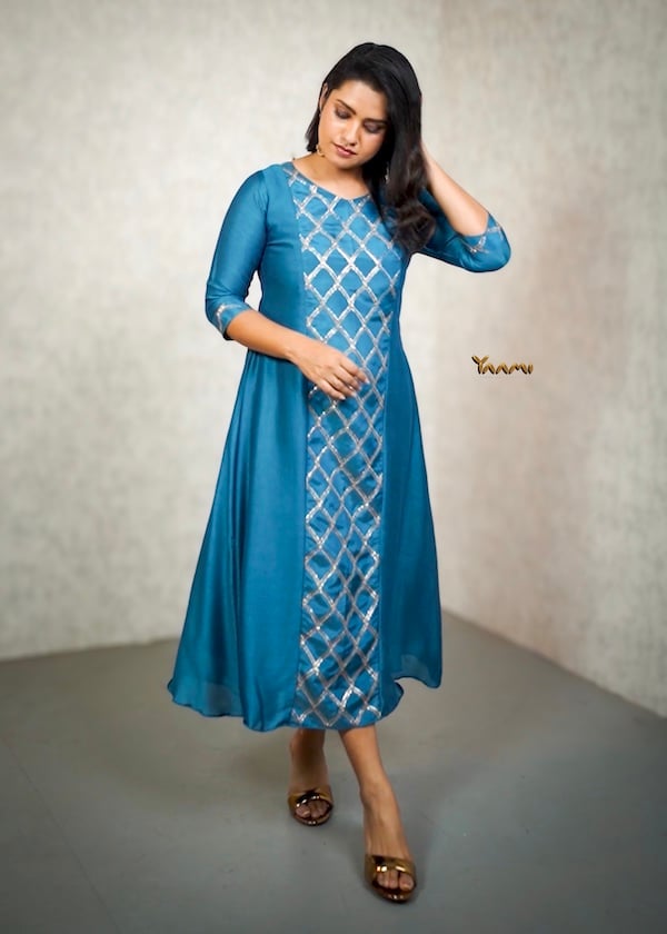 GEOMETRIC PANEL CUT KURTHI YD10327