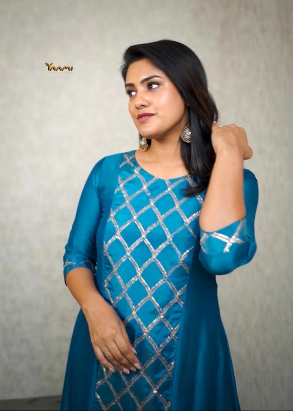 GEOMETRIC PANEL CUT KURTHI YD10327