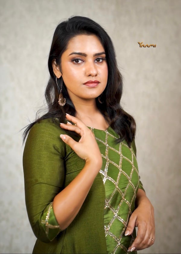 GEOMETRIC PANEL CUT KURTHI YD10327