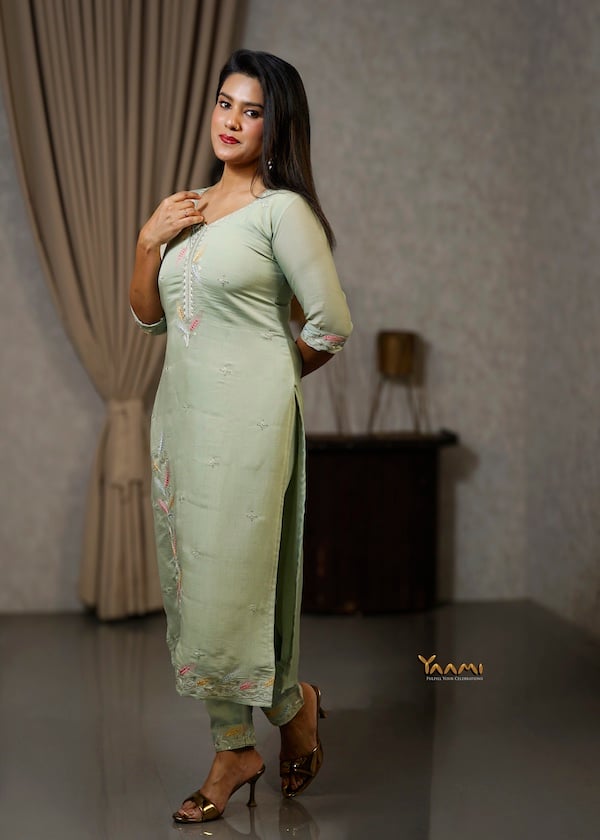 PASTEL MUL CHANDERI STRAIGHT KURTI SET YD10338
