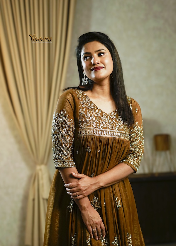 EMBROIDERED YOKE GATHERED CRUSHED TISSUE KURTHI YD10339