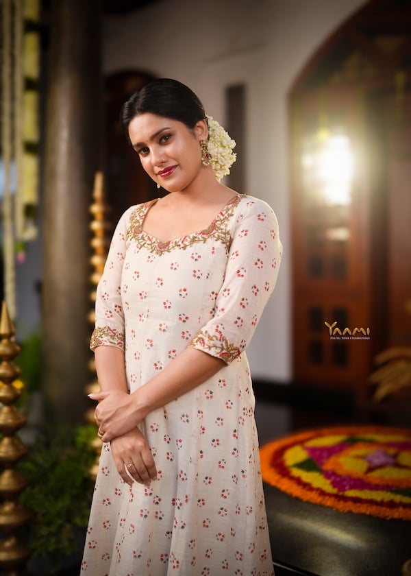FLORAL PANEL CUT KURTHI YD10333