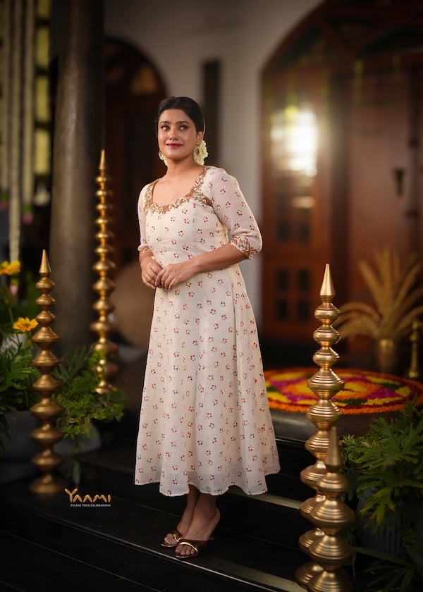 FLORAL PANEL CUT KURTHI YD10333