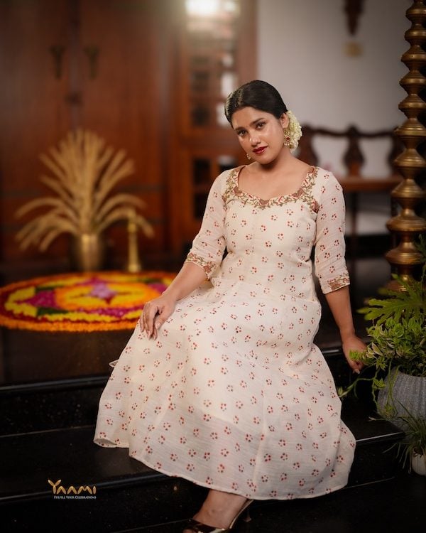 FLORAL PANEL CUT KURTHI YD10333
