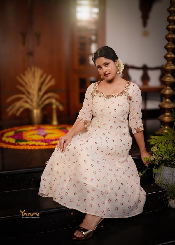 FLORAL PANEL CUT KURTHI YD10333