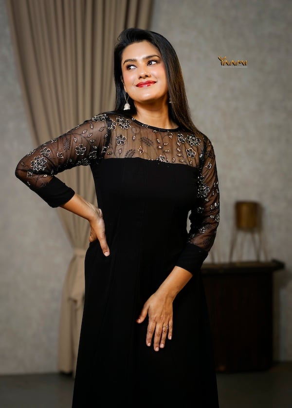 EMBROIDERED SHEER YOKE PANEL KURTI YD10336