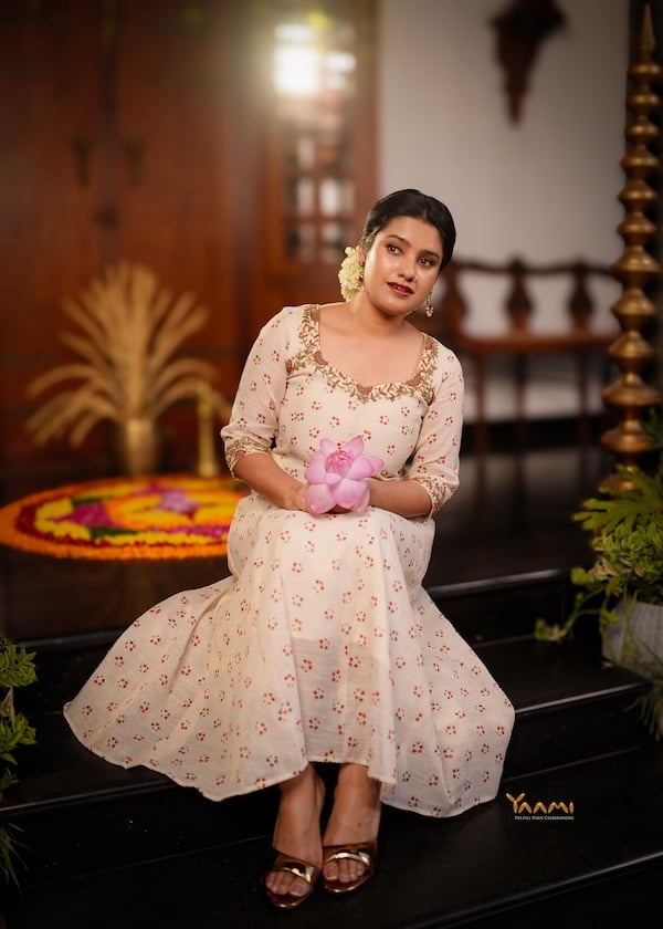 FLORAL PANEL CUT KURTHI YD10333