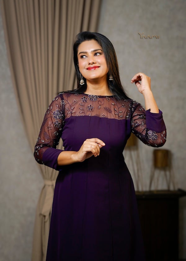 EMBROIDERED SHEER YOKE PANEL KURTI YD10336