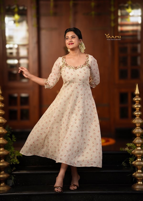 FLORAL PANEL CUT KURTHI YD10333