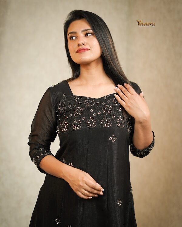 CRUSHED TISSUE HANDWORKED A-LINE KURTHI YD10349
