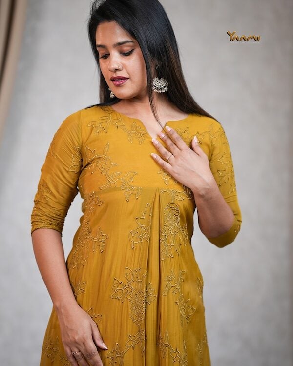 THREAD & SEQUIN EMBROIDERED KURHI YD10353