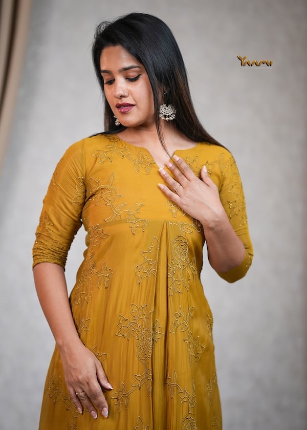 THREAD & SEQUIN EMBROIDERED KURHI YD10353