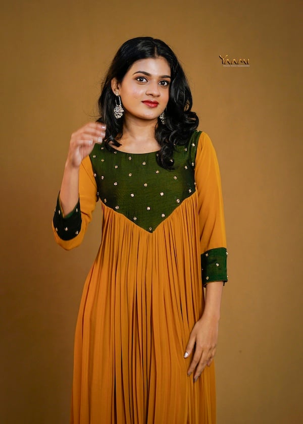 CONTRAST YOKE GATHERED KURTI YD10363