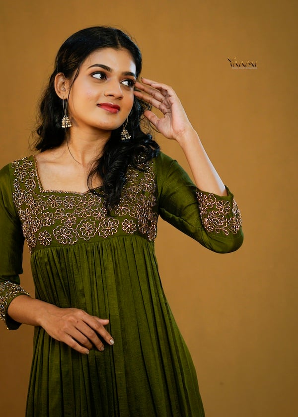 INTRICATE FLORAL HANDWORK KURTI YD10361