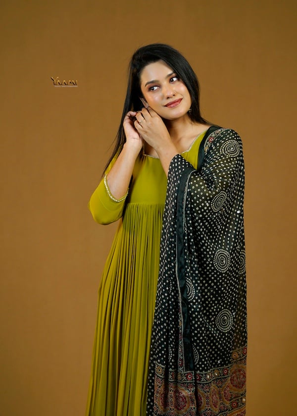 GATHERED KURTI WITH DUPATTA YD10378
